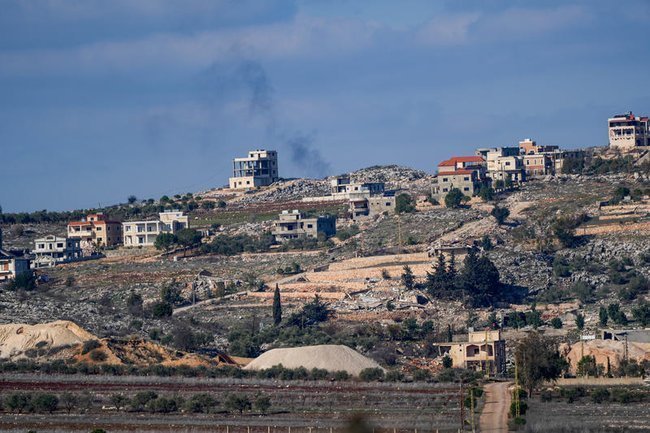 Дым над южным Ливаном после израильского удара.