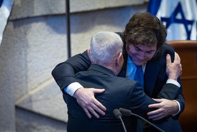 Объятия Хавьера Милея и Биньямина Нетаниягу на встрече в Кнессете.