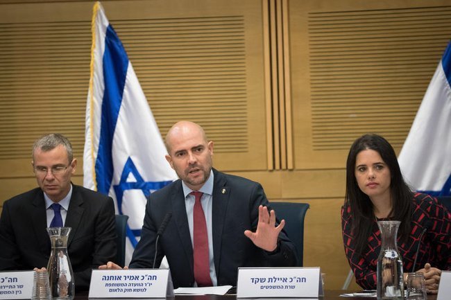 Министр юстиции Ярив Левин (слева) и спикер Кнессета Амир Охана (в центре).