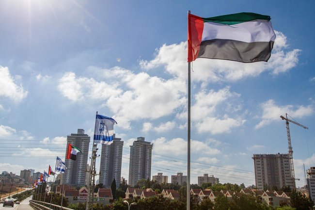 Флаги Израиля и ОАЭ на улице Нетании.