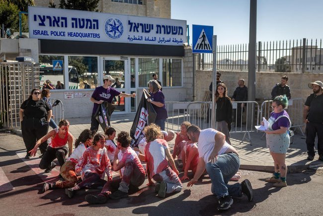 Участники движения «Standing Together» протестуют против роста насилия в арабском секторе перед штаб-квартирой полиции в Иерусалиме.