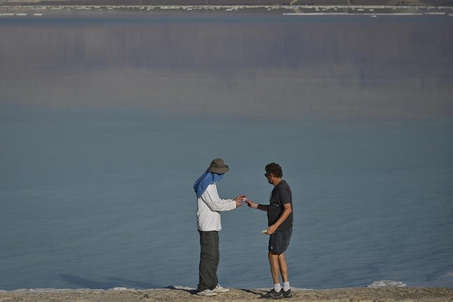 Двое мужчин на Мертвом море