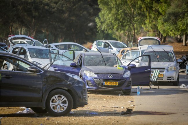 Брошенные автомобили на месте трагедии 7 октября.