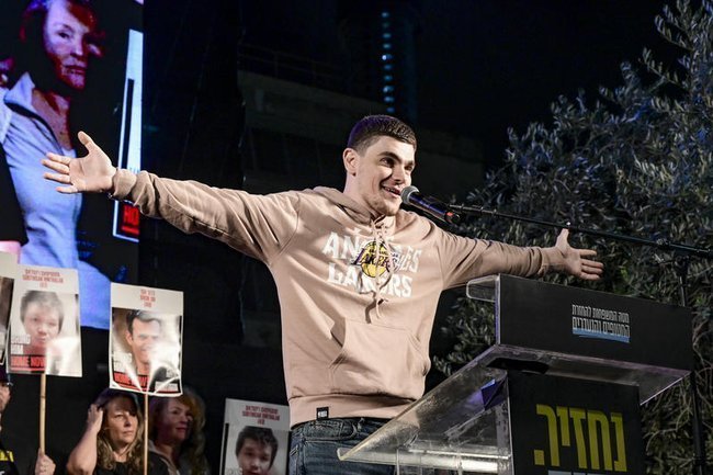 Максим Харкин выступает на площади заложников в Тель-Авиве.