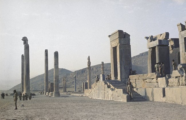 Иранские солдаты у дворцов Ападана и Дария в Персеполисе, 1971 год