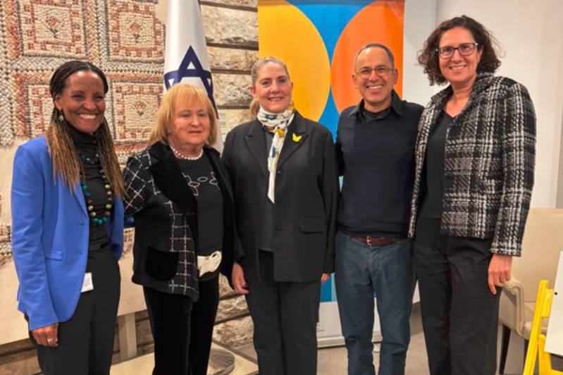 Участники встречи стоят вместе с супругой президента Израиля Михаль Герцог