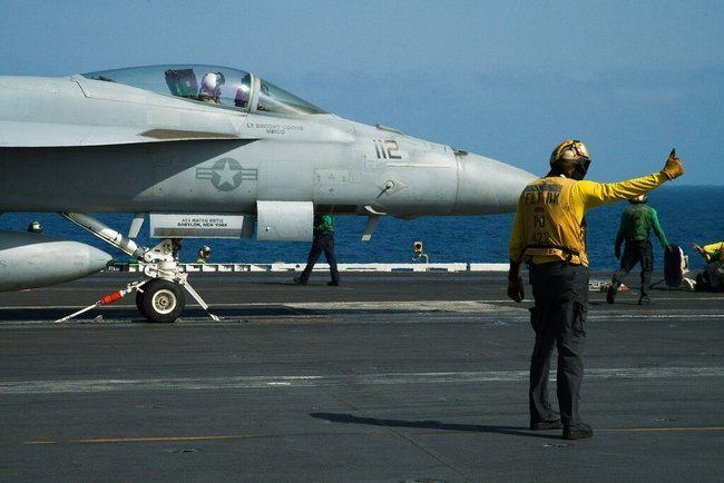 Самолет на борту авианосца «Авраам Линкольн»