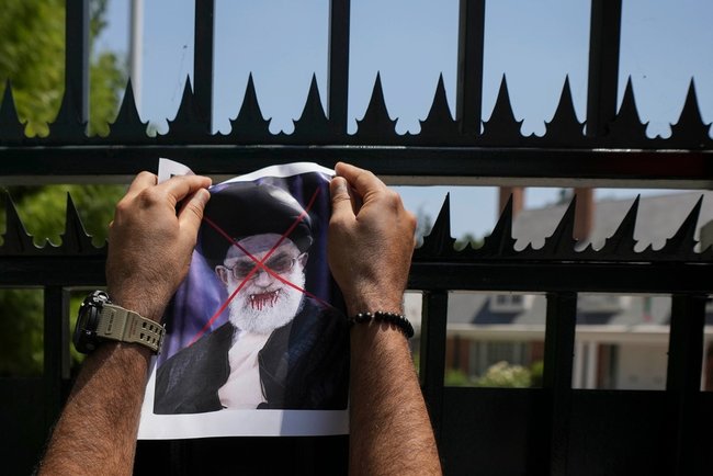 Стикер с изображением окровавленного аятоллы Хаменеи