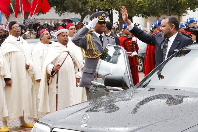 Король Марокко Мохаммед VI садится в машину