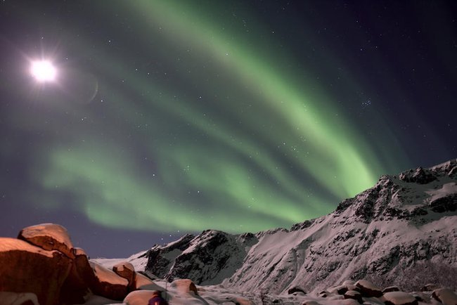 Полярное сияние над городом Тромсе на севере Норвегии