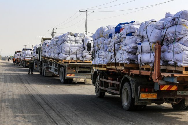 Грузовики с гуманитарной помощью в секторе Газа