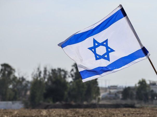 Израильский флаг на фоне неба