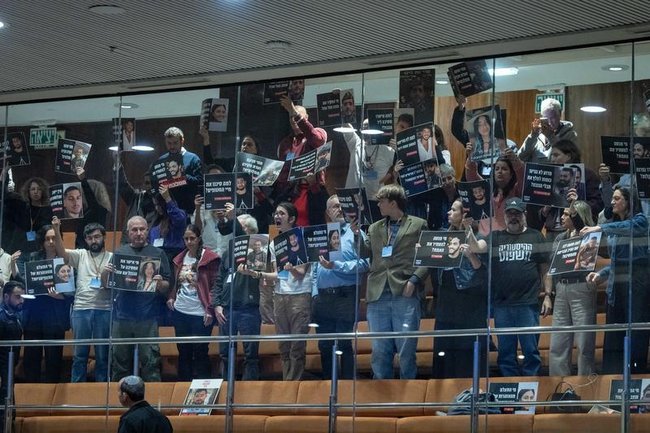 Семьи погибших 7 октября и их сторонники во время пленарного заседания Кнессета 24 декабря 2025 года