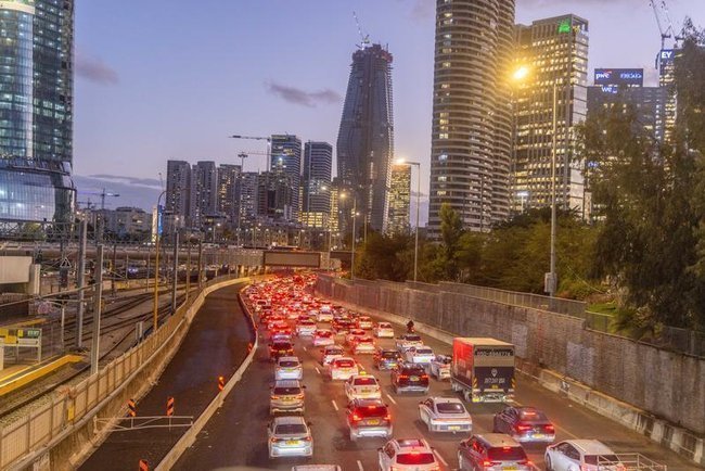 Автомобили на шоссе в Тель-Авиве