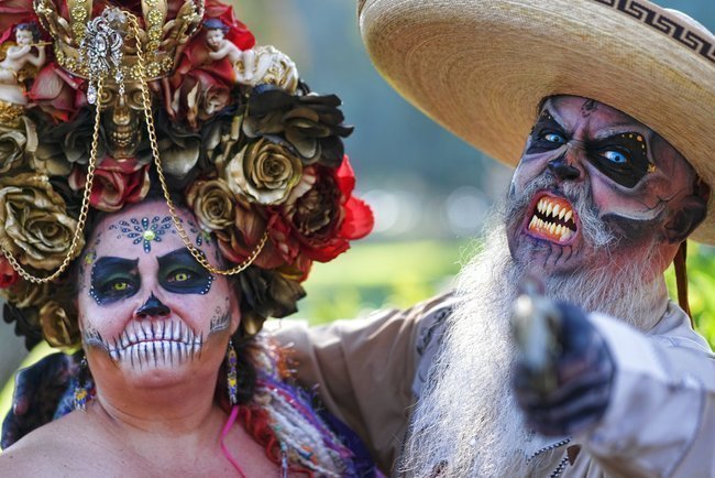 Люди, празднующие мексиканский День мертвых.