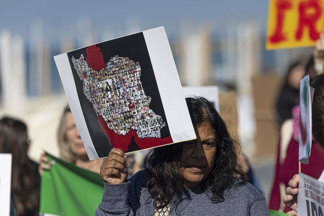 Очертания Ирана на плакате с демонстрации солидарности с иранскими протестующими.