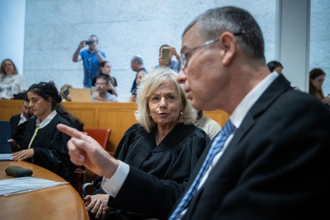 Министр юстиции Ярив Левин и юридическая советница правительства Гали Бахарав-Миара.