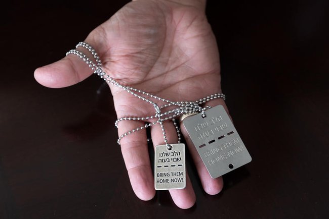 Медальоны с призывом к возвращению израильских заложников.