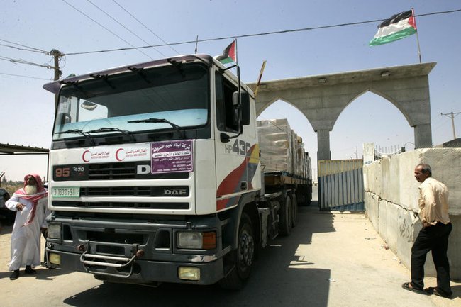 Грузовик, въезжающий в Газу через КПП в Рафиахе.