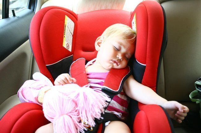 Ребенок, спящий в автокресле.