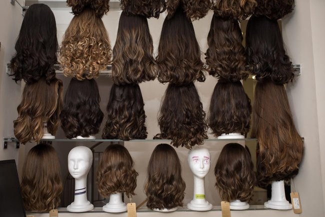 Витрина салона париков в Иерусалиме.