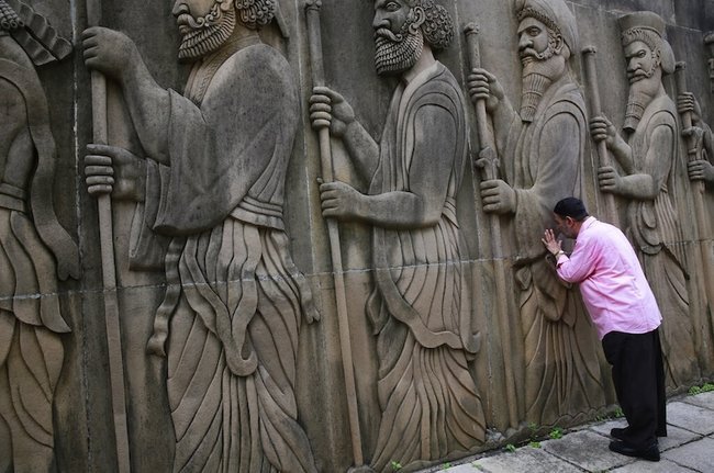 Зороастриец молится в храме огня в Мумбаи, Индия