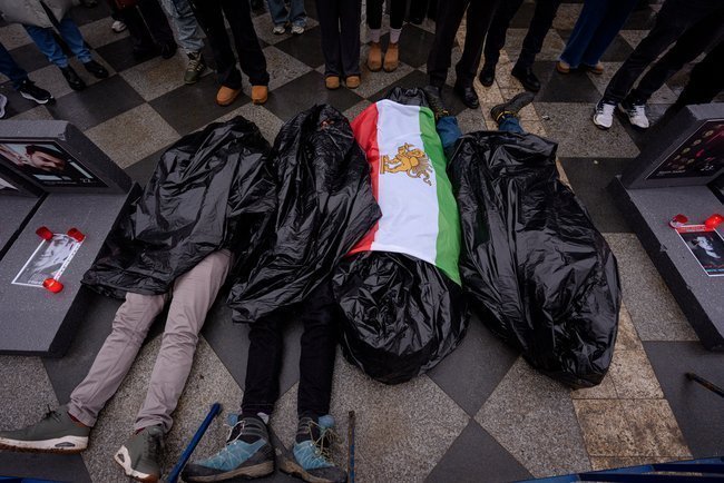 Люди в пластиковых мешках, акция поддержки иранского протеста в Бухаресте