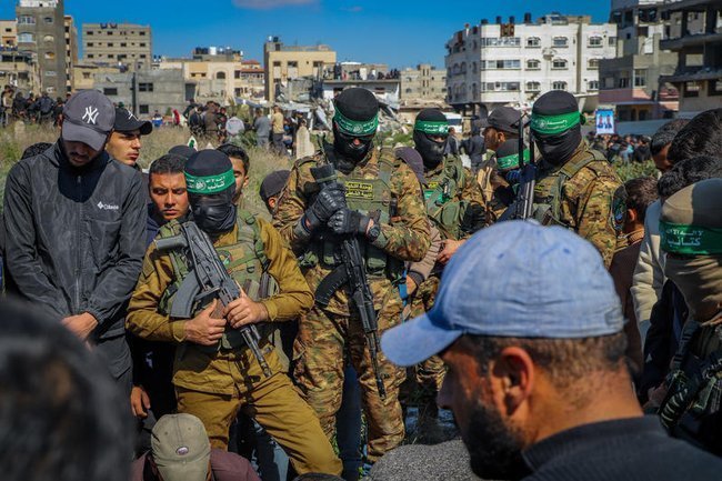 Террористы ХАМАС в масках и с оружием