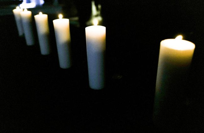 Зажженные поминальные свечи во время памятного мероприятия