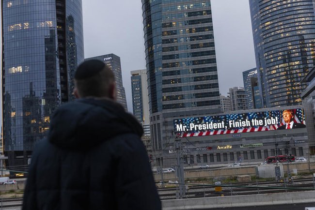 Билборд с надписью «Господин президент, доведите дело до конца!» и изображением Дональда Трампа над шоссе Аялон в Тель-Авиве