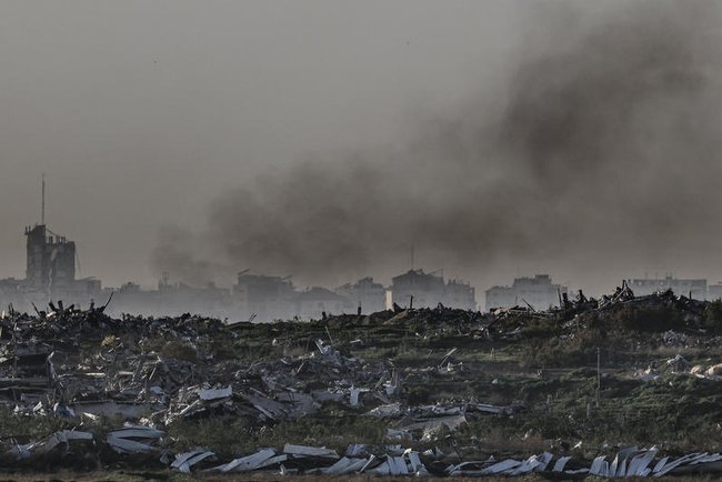 Дым над разрушенными районами сектора Газа
