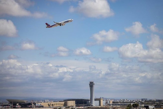 Самолет авиакомпании Arkia взлетает из аэропорта имени Бен-Гуриона.