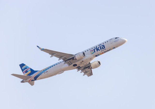 Самолет авиакомпании Arkia в небе над Тель-Авивом.