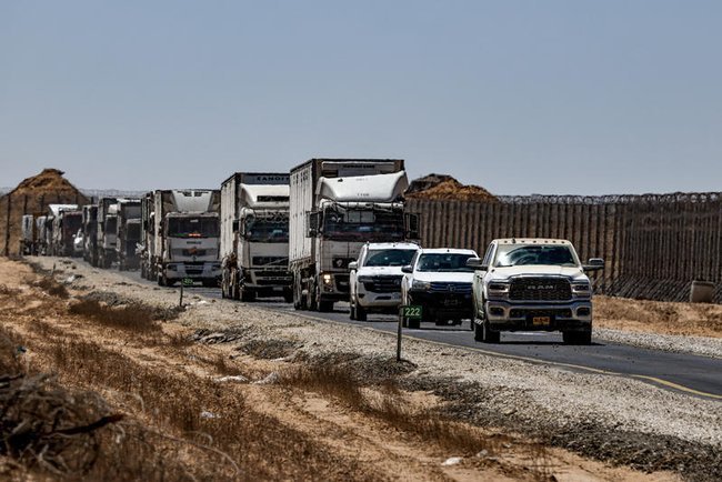 Грузовики с гуманитарной помощью, въезжающие в сектор Газа.