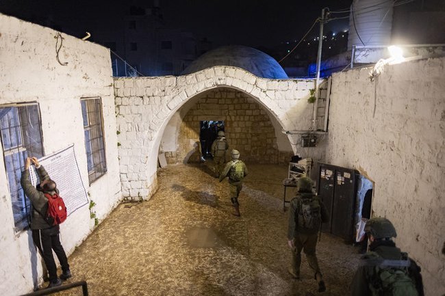 Силы безопасности охраняют еврейскую молитву в гробнице Иосифа в Наблусе.