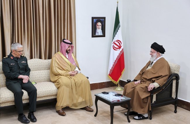 Халид бин Салман на встрече с верховным лидером Ирана, аятоллой Али Хаменеи.