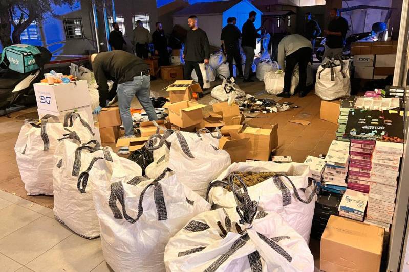 следователи полиции обыскивают квартиру в которой обнаружены подозрительные коробки