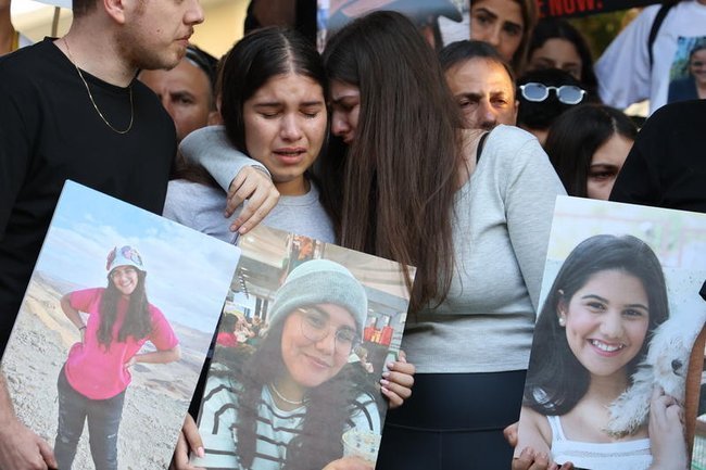 Семьи израильтян, похищенных террористами ХАМАС, посещают семью убитого израильского солдата Ноа Марциано