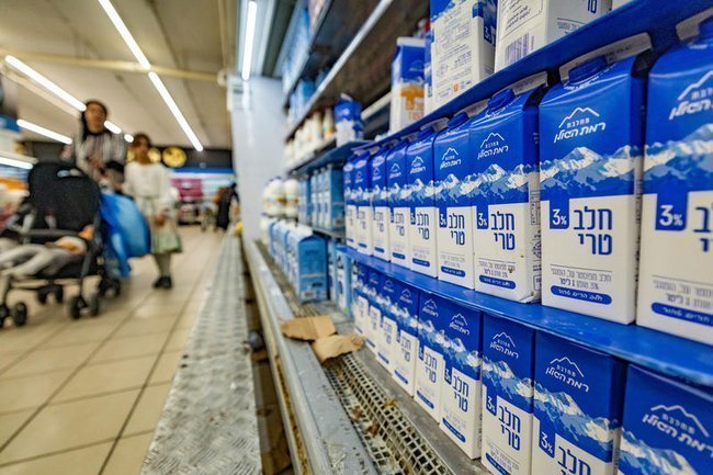 Пакеты молока на полках в израильском супермаркете