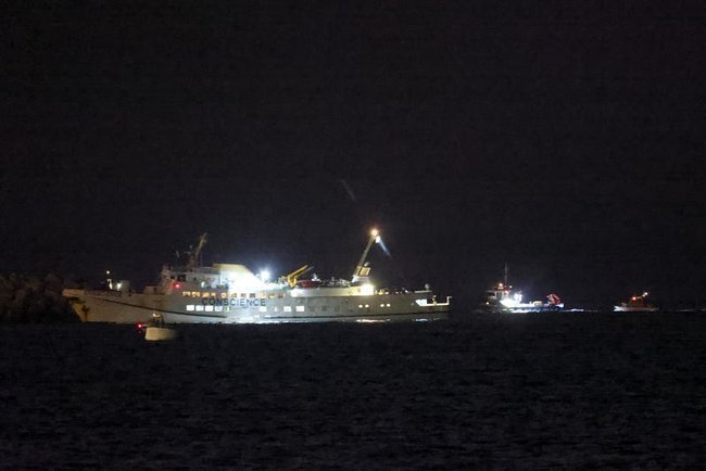 на темном фоне ночного неба виден корабль