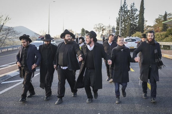 Ультраортодоксы блокируют дорогу во время протеста недалеко от Цфата