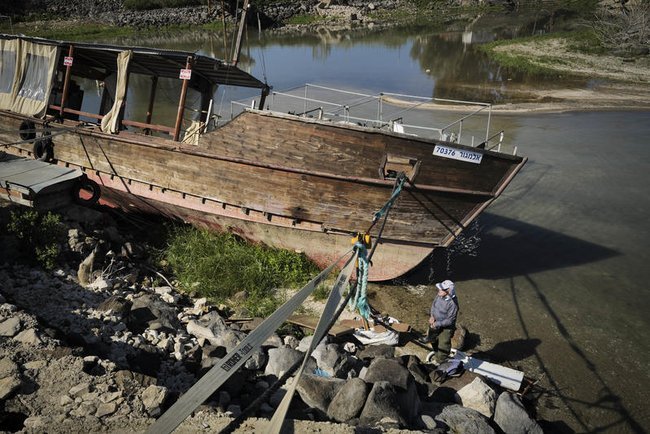 Рыбацкая лодка на берегу высыхающего озера