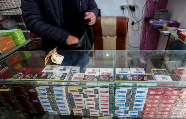 Пачки сигарет на прилавке магазина в секторе Газа.
