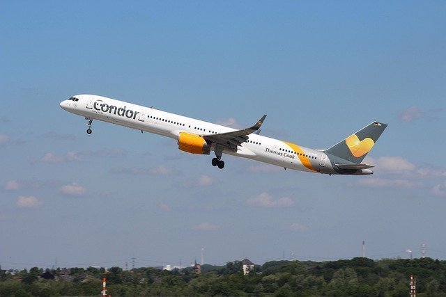Самолет авиакомпании Condor взлетает в небо