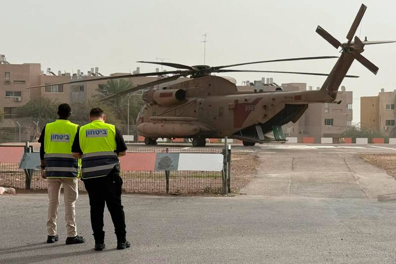 Вертолет ВВС ЦАХАЛа на площадке в больнице