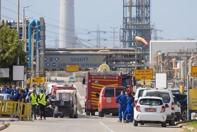 Сотрудники служб безопасности и спасателей на месте гибели двух женщин на нефтеперерабатывающем заводе в Ашдоде