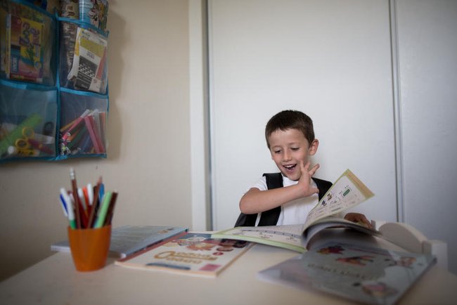 Ребенок за учебниками