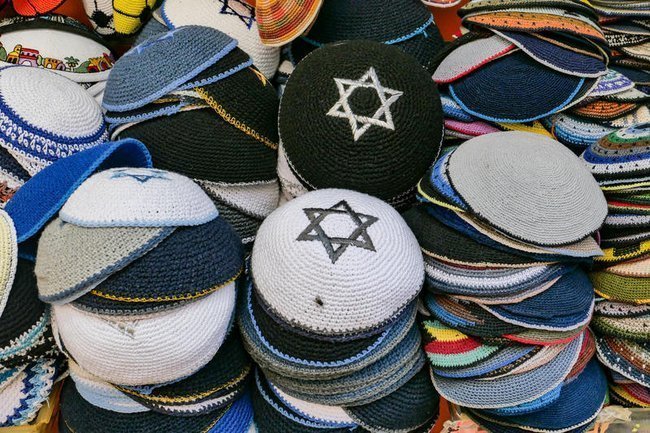 Кипы на рынке в Иерусалиме