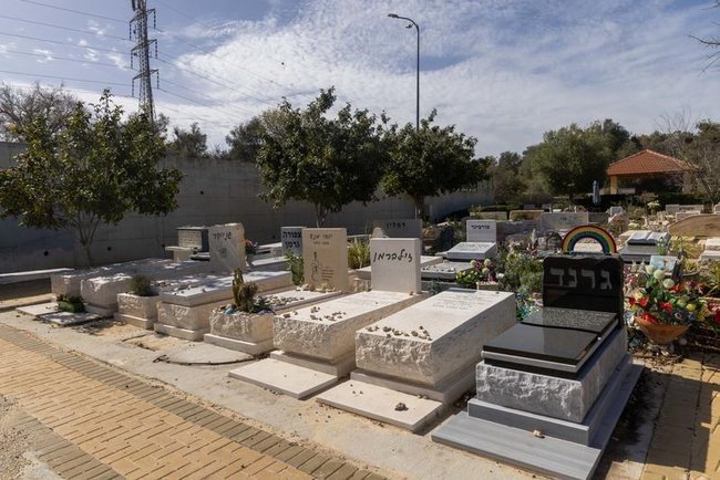Кладбище в кибуце Гиват-Бреннер