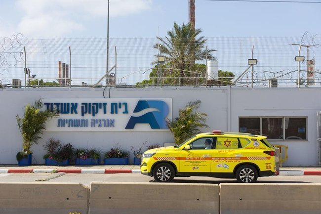 Машина скорой помощи около НПЗ в Ашдоде